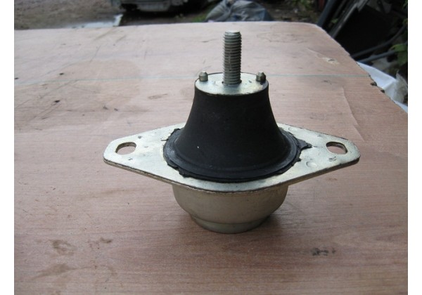 опора двигуна, зпереду зправа Renault 19 1.9 d, 1.9 td, 7700788383 , 7700802927